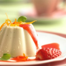 Basilikum-Orangen Panna Cotta mit Erdbeersauce
