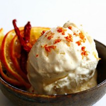 Ricotta mit Honig und Orangen garniert