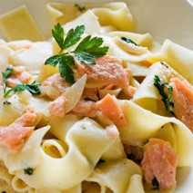 Bandnudeln mit Lachs und Spinat verfeinert
