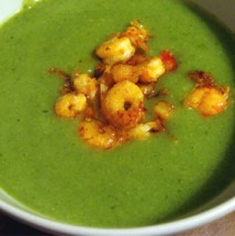 Broccoli-Rahmsuppe mit Garnelenschwänzen