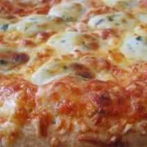 Pizza mit 4 Käsesorten und Kräutern
