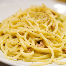 Spaghetti alla carbonara – Speck und Schinken