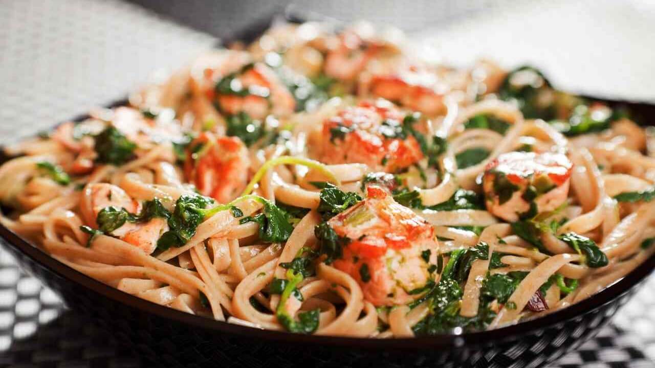Pasta mit Lachs und Spinat