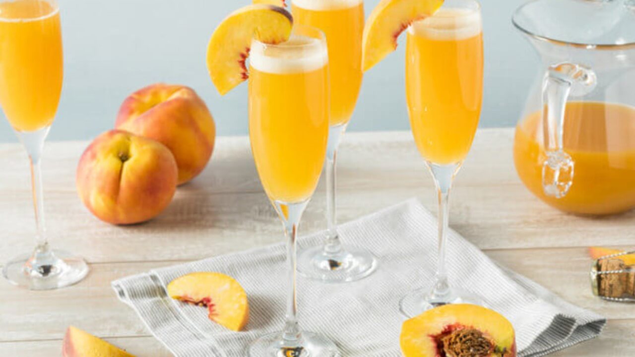Schritt für Schritt einen Bellini Cocktail mixen