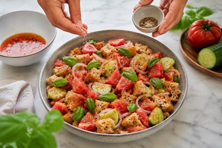 Panzanella Salat abschmecken