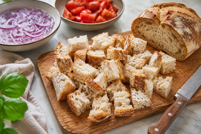Brot für ein Panzanella Salat vorbereiten