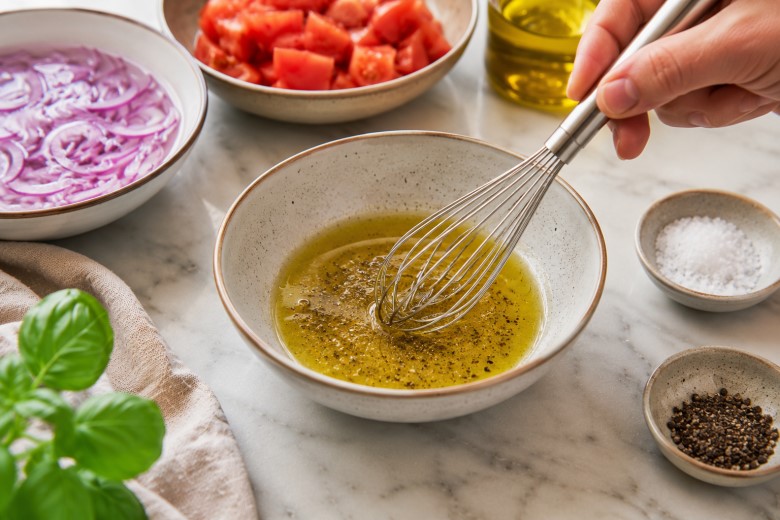 Dressing für den Brotsalat Panzanella mischen