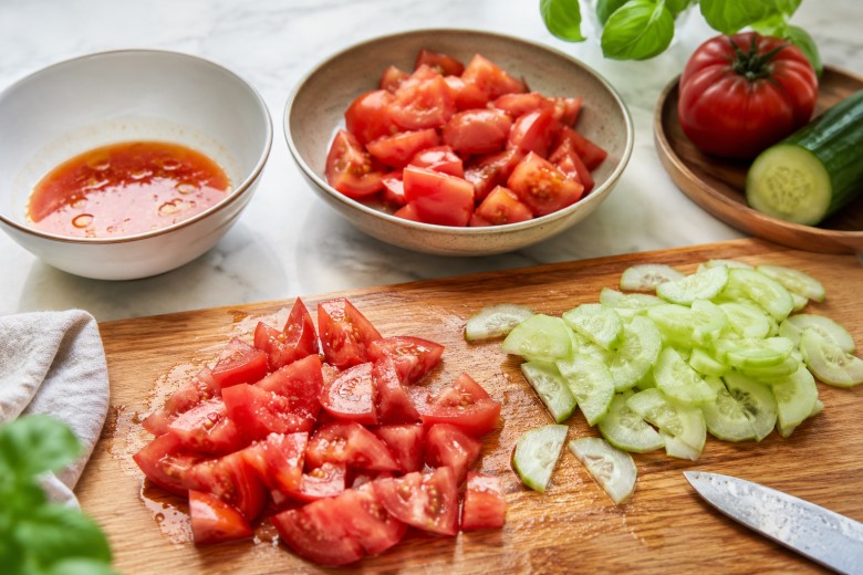 Gemüse für Panzanella vorbereiten