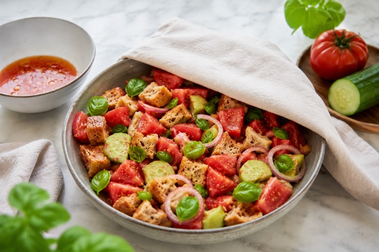 Panzanella Salat ziehen lassen