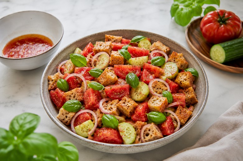 Panzanelle Brosalat authentisch servieren