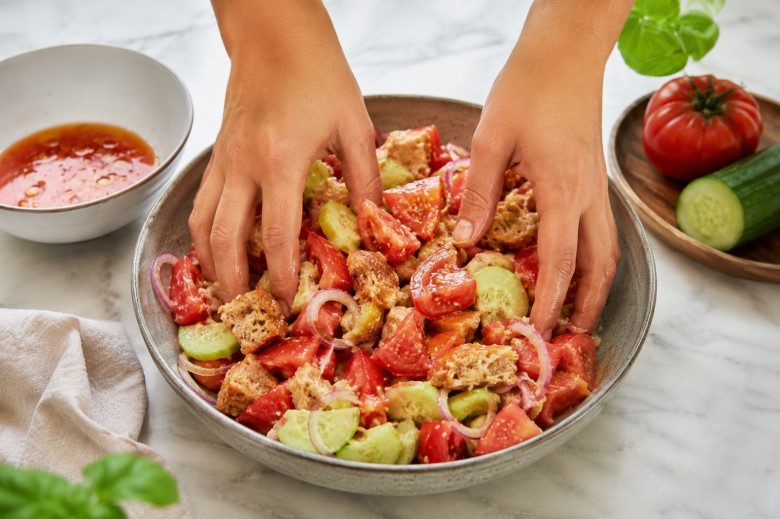 Panzanelle-Salat mischen