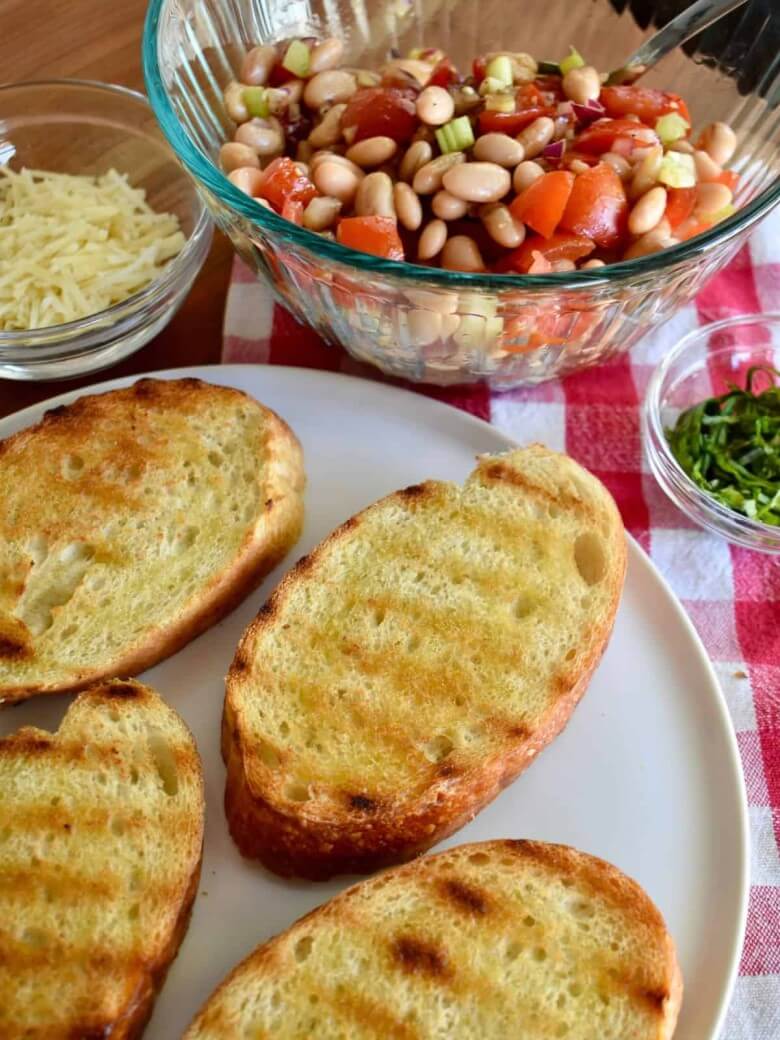 Antipasti-Rezepte - Bruschetta mit weißen Bohnen und Tomaten
