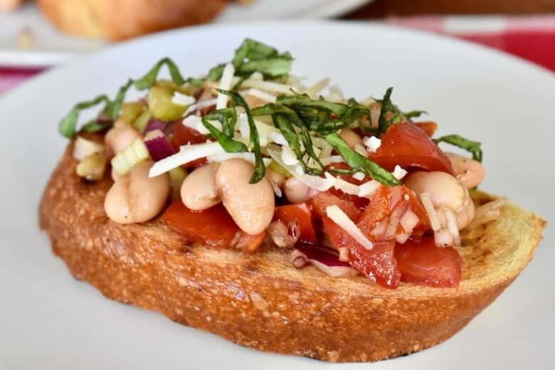 Bruschetta mit weißen Bohnen und Tomaten - Varianten