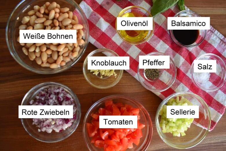 Zutaten für Bruschetta mit weißen Bohnen und Tomaten