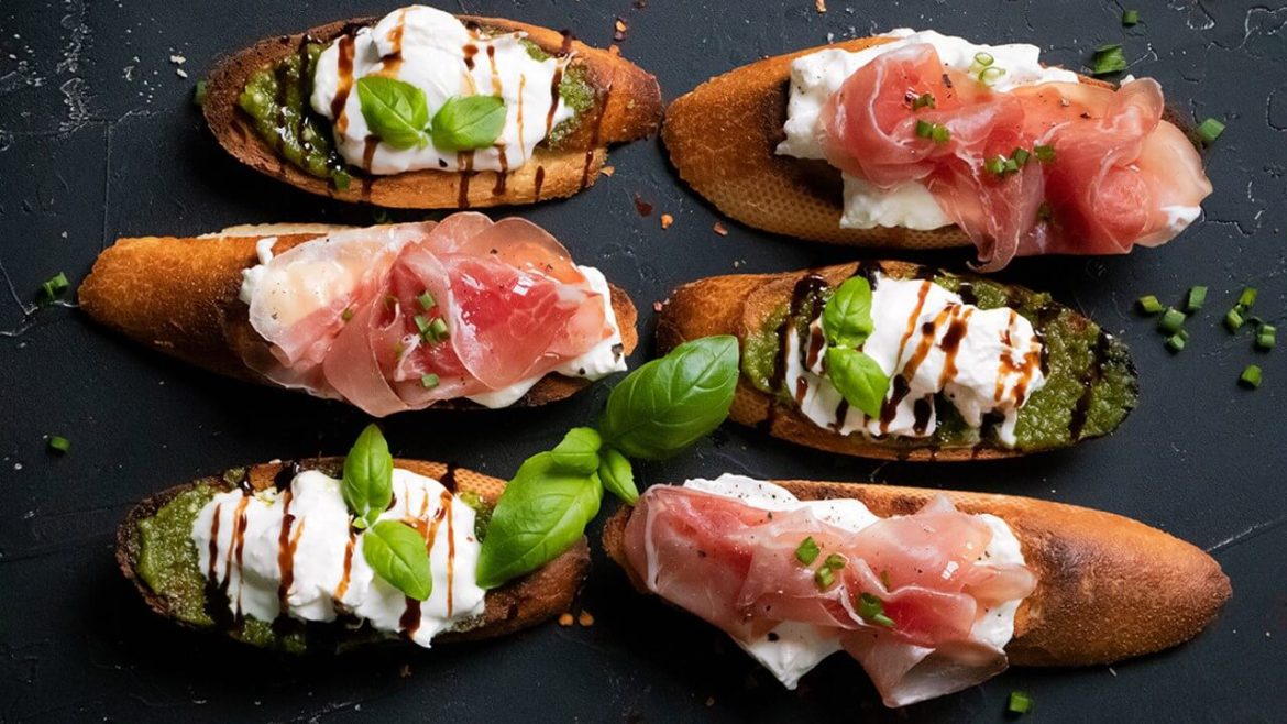 Crostini mit Burrata und Schinken - Rezept der italienischen Küche