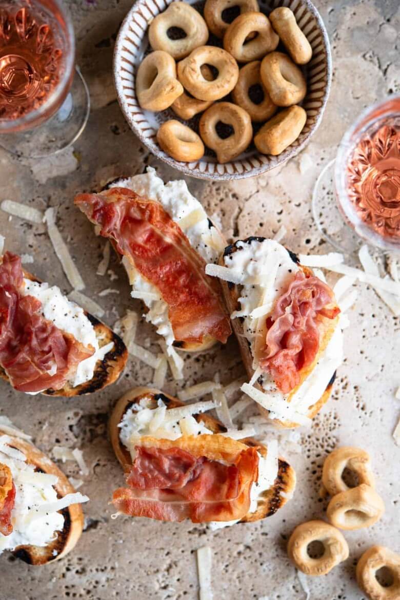 Crostini mit Burrata und Schinken - Antipasti Rezept