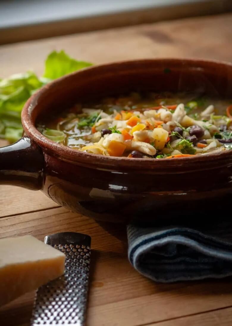 Italienische Gemüsesuppe aus einfachen Cucina‑povera‑Zutaten