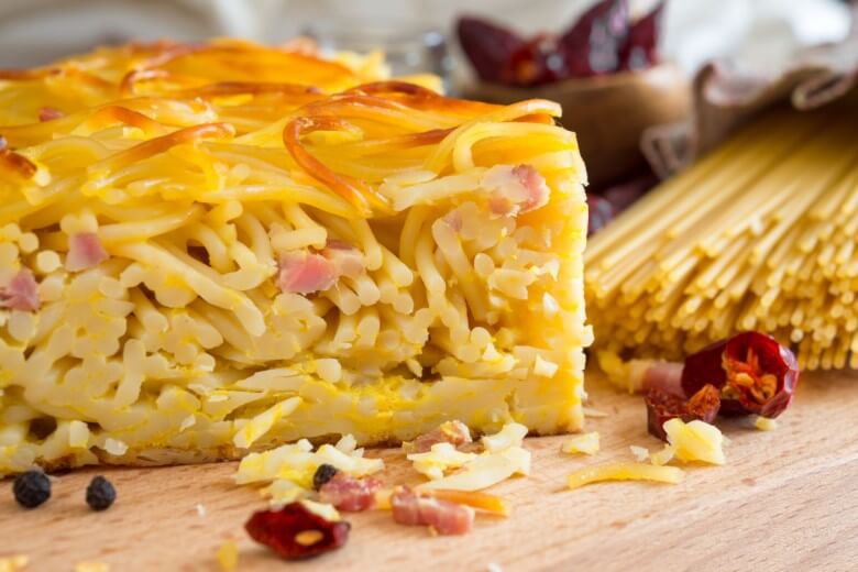 Goldbraune Frittata di Pasta in der Pfanne, außen knusprig und innen saftig – schnelles italienisches Alltagsgericht aus der neapolitanischen Cucina Povera.
