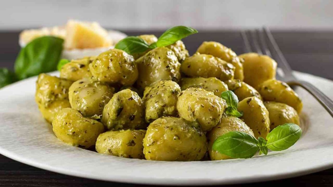 So machst Du gebratene Gnocchi aus der italienischen Küche Gebratene Gnocchi mit Butter und Basilikumsauce Rezept