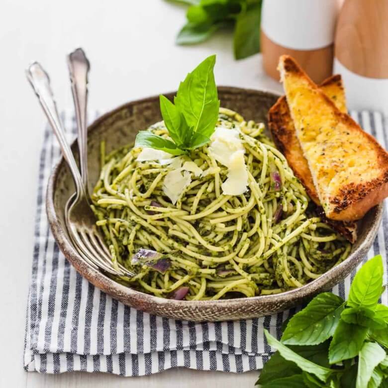 Kombination aus Pasta und Brot