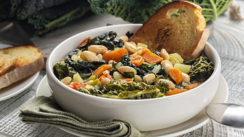 Traditionelle Ribollita mit Brot