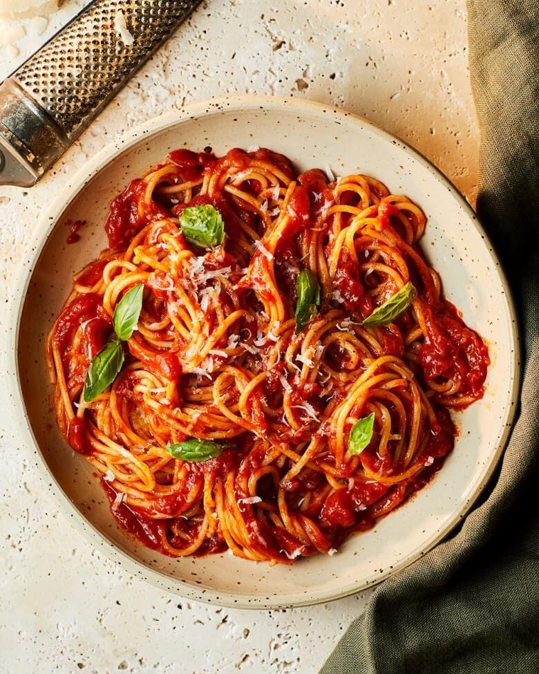 Pasta al Pomodoro mit San-Marzano-Tomaten und frischem Basilikum aus Kampanien