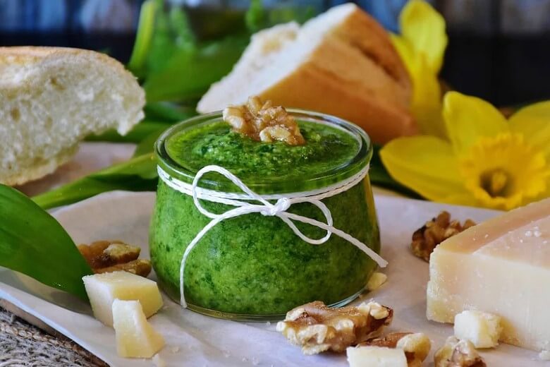 Pestos und Saucen für einen italienischen Grillabend