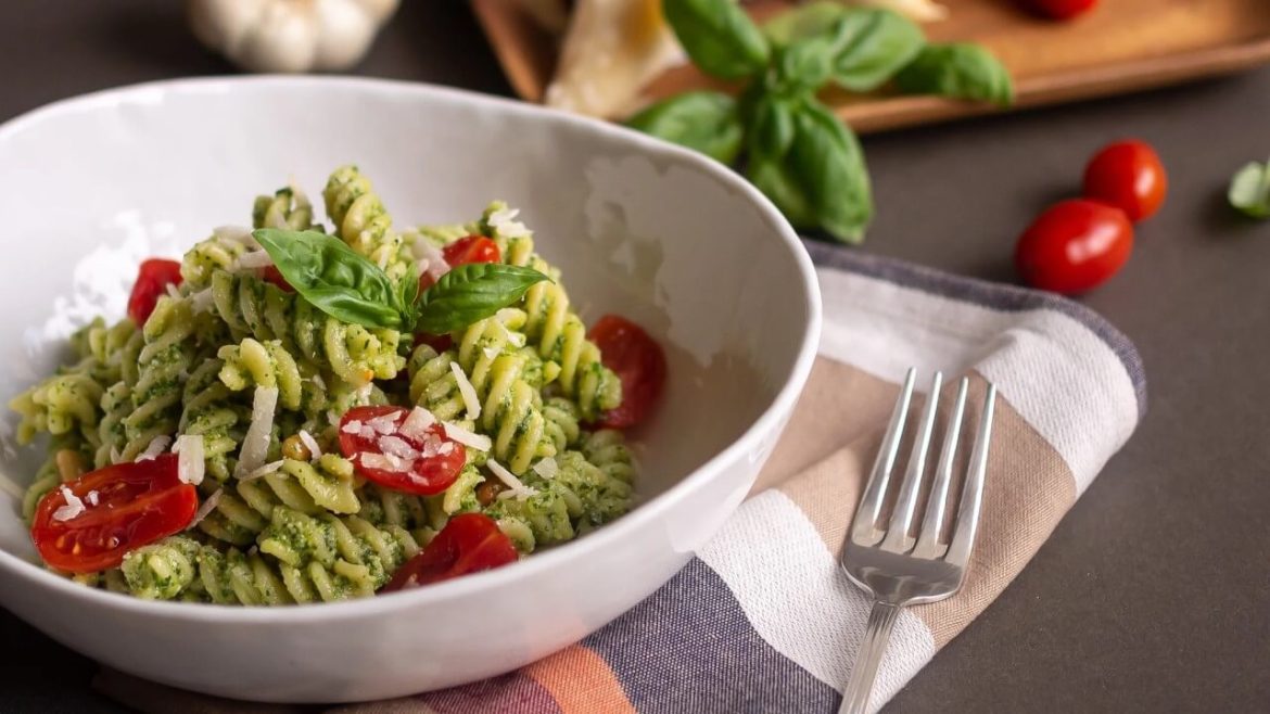 Italienischer Nudelsalat mit Pesto Rezept