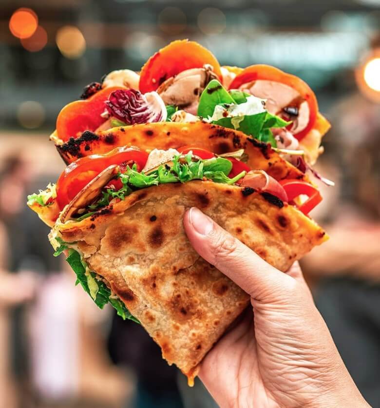 Italienisches Piadina Romagnloa essen