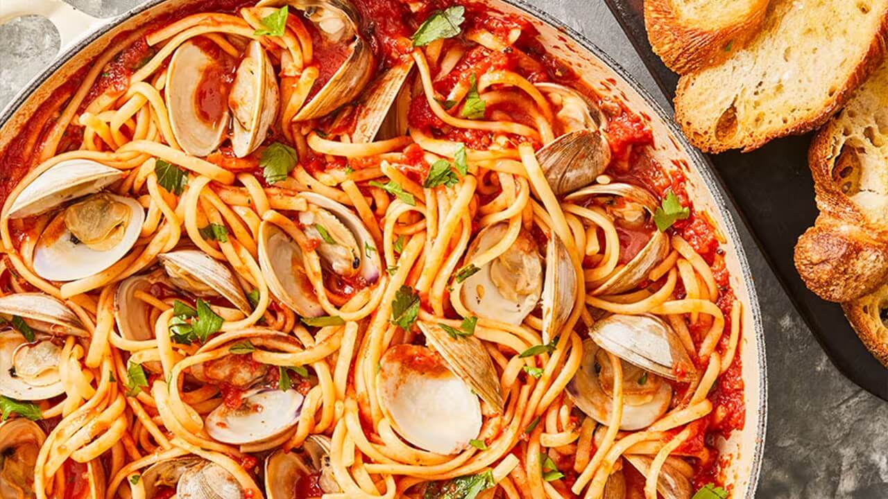Italienische Gerichte - Linguine mit roter Muschelsauce