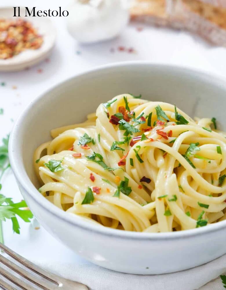 Italienisch essen - Knoblauchbuttersauce mit Pasta