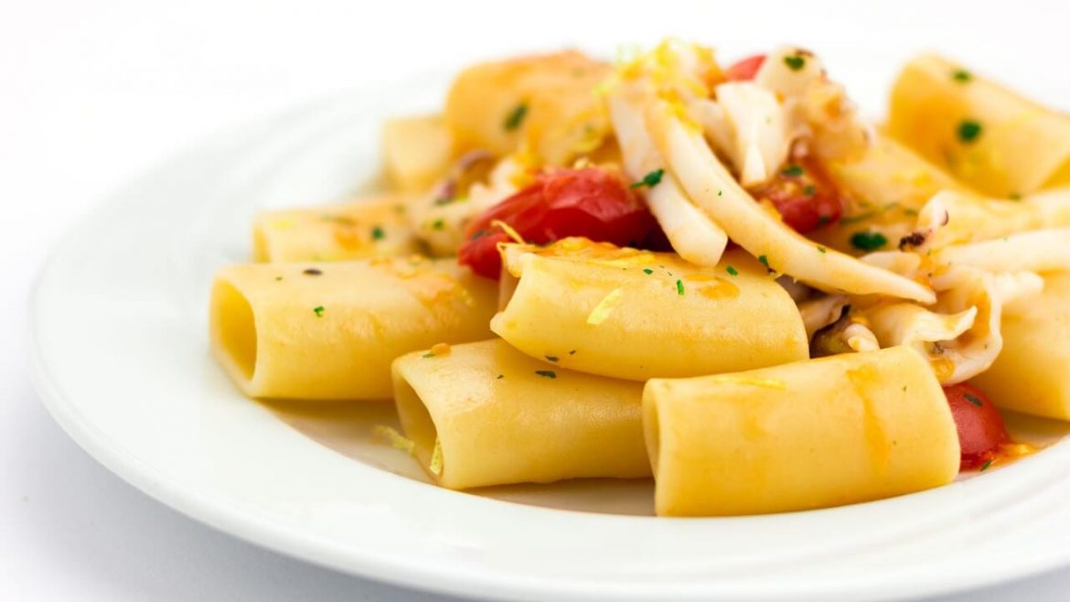Paste mit Tintenfisch und Kirschtomaten