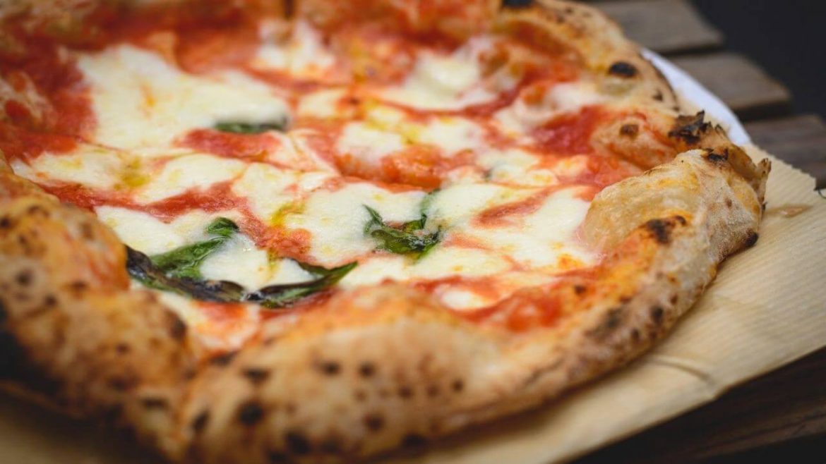 Pizza mit 4 Käsesorten: Original Rezept der italienischen Küche