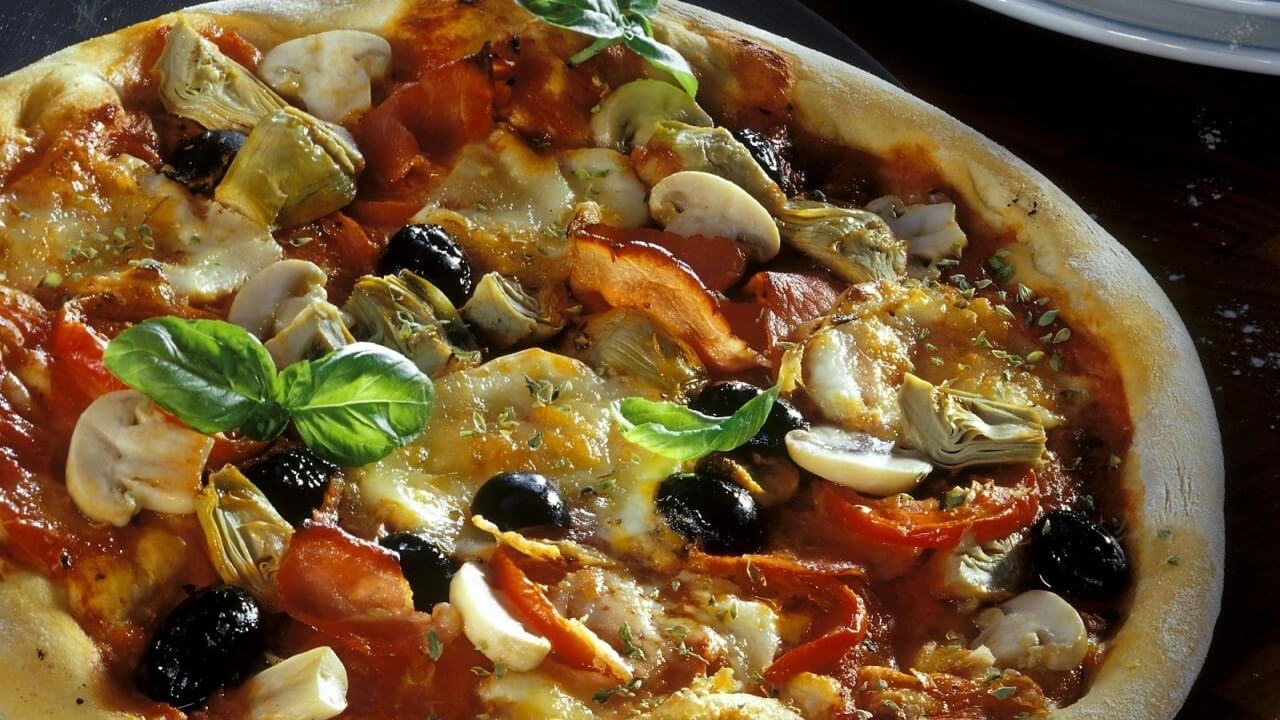 Pizza Capricciosa: Artischocken und Schinken