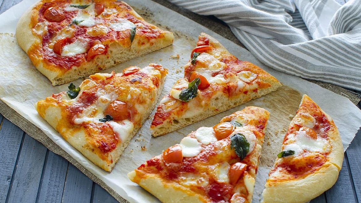 Pizzabrötchen mit Schinken und Salami