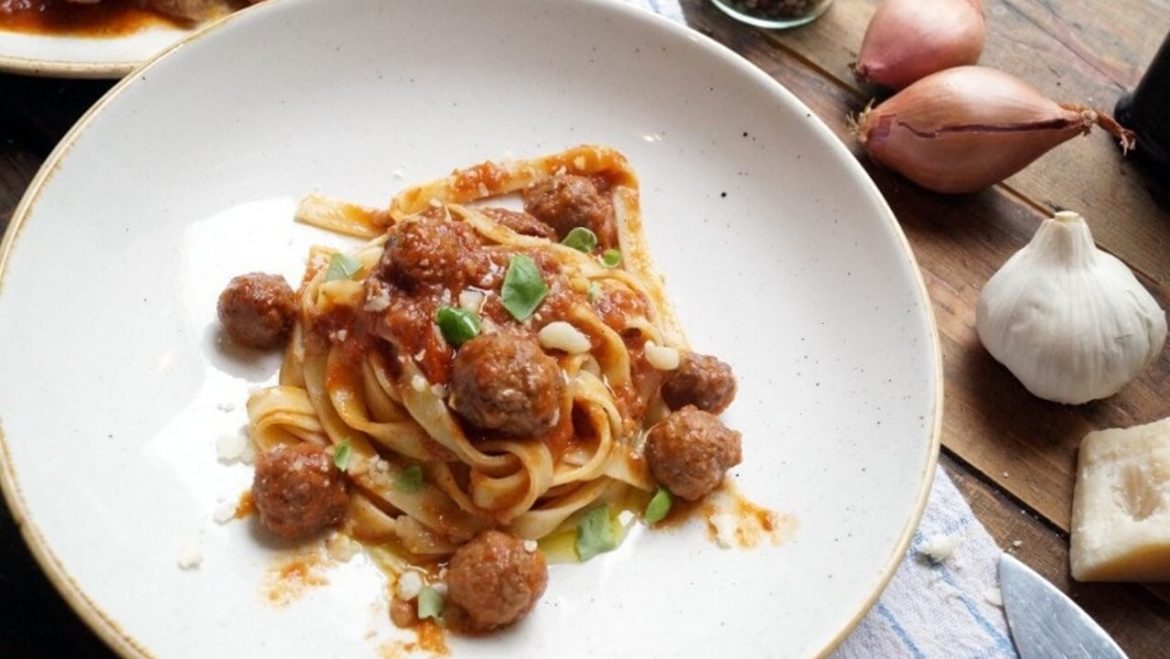 Polpettine e Agnello al Sugo - Pasta in Tomatensugo mit kleinen Fleischbällchen