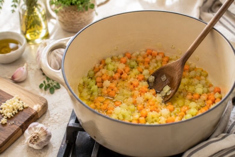 Ribollita Schritt für Schritt erklärt - Sofritto ansetzen