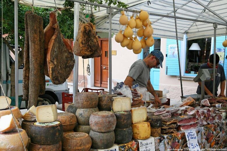 Sardische Märkte und Agriturismi mit traditionellen Spezialitäten