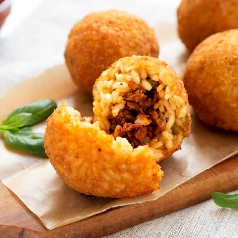 typisch sizilianisches Essen - Arancini