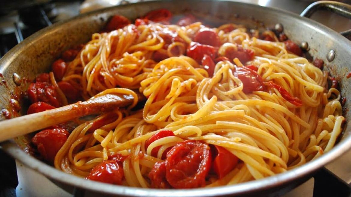 Spaghetti in der Pfanne soutiert