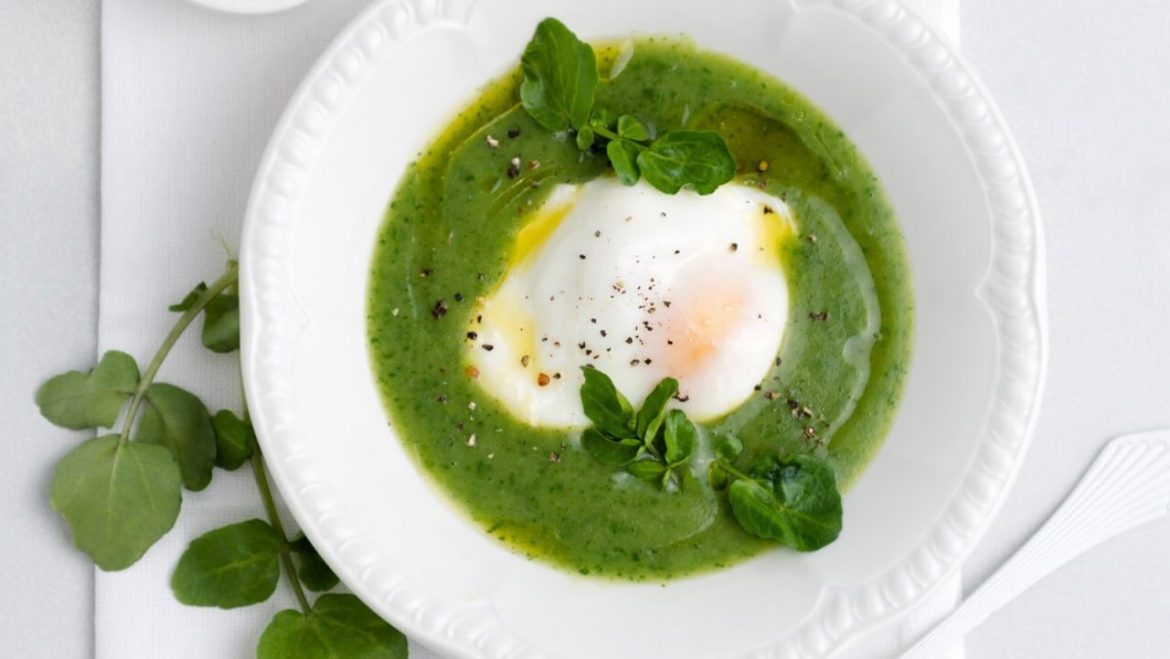 Spinatsuppe mit Ei: Zuppa di spinaci con l&amp;#39;uovo