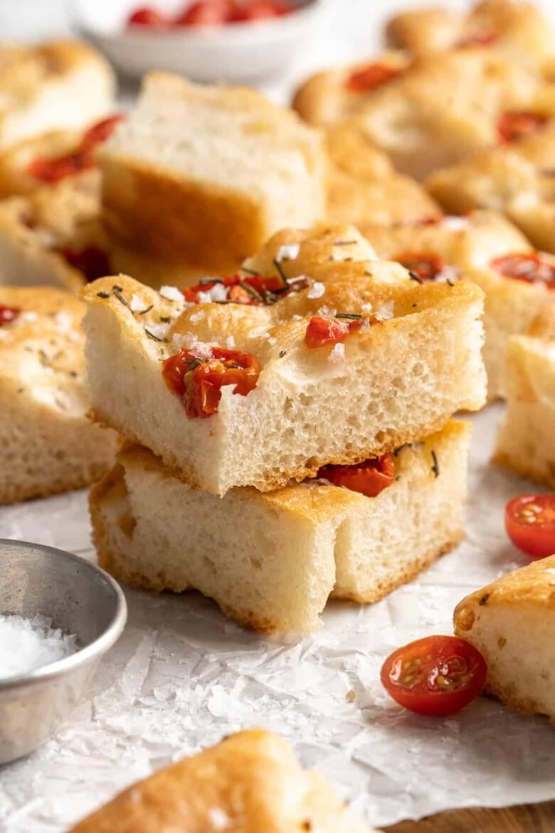 Focaccia mit Tomaten und Kräutern backen